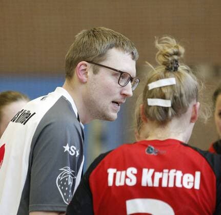 Germany Kriftel 18 03 2018 Handball Hessen 3 Liga West Women Season 2017 2018 TuS Kriftel red SC Markranstädt yellow v l Manager Christian Albat TuS Kriftel Sport TuS Kriftel SC Markranstädt