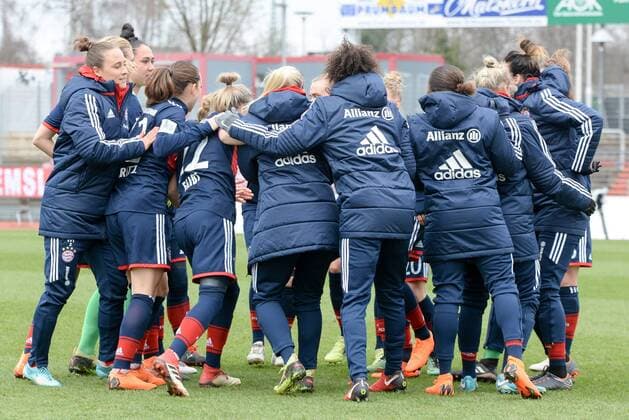 The women of Bayern Munich swear by a team circle Team circle Approach Motivation before the kick-off Football Alliance Women Bundesliga 1 FC Köln Bayern Munich xmhx