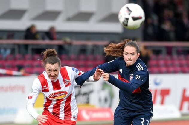 Sara Däbritz FC Bayern Munich 33 Lidija Kulis 1 FC Köln 32 Fighting Game scene Duel duel tackle tackling Dynamics Action Action Soccer Soccer Allianz Women Bundesliga 1 FC Köln Bayern Munich xmhx