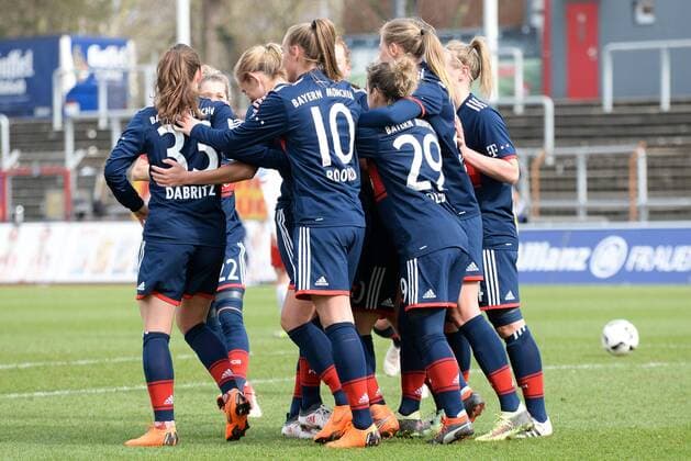 Bayern Munich celebrates the 0 2 by Carina Wenninger FC Bayern Munich 19 concealed jubilation Torjubel goal achievement celebrate the goal goal celebration cheering about the goal action action football alliance women Bundesliga 1 FC Köln Bayern Munich xmhx