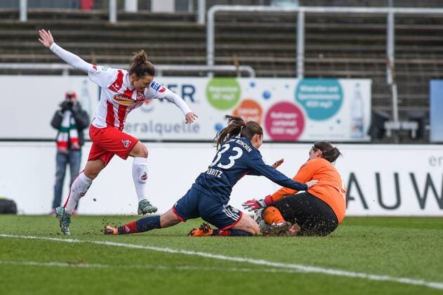 Lidija Kulis 1 FC Köln 32 Sara Däbritz FC Bayern Munich 33 Foul Foulspiel Kick-off Soccer Allianz Women Bundesliga 1 FC Köln Bayern Munich xmhx