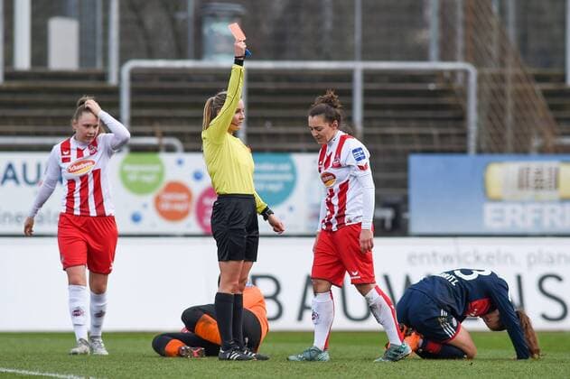 Fabienne Michel Pritzwalk shows Lidija Kulis 1 FC Köln 32 the red card Red card Red card Red card dismissal sending off Soccer Allianz Women Bundesliga 1 FC Köln Bayern Munich xmhx