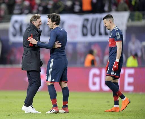 18 03 2018 Soccer 1 Liga 2017 2018 27 Gameday RB Leipzig FC Bayern Munich in the Red Bull Arena Leipzig Final victory of the victorious trainer Coach Ralph Hasenhüttl left RB Leipzig consoles his former Bayern colleague Mats Hummels center Bayern Munich re Sandro Wagner FC Bayern Munich