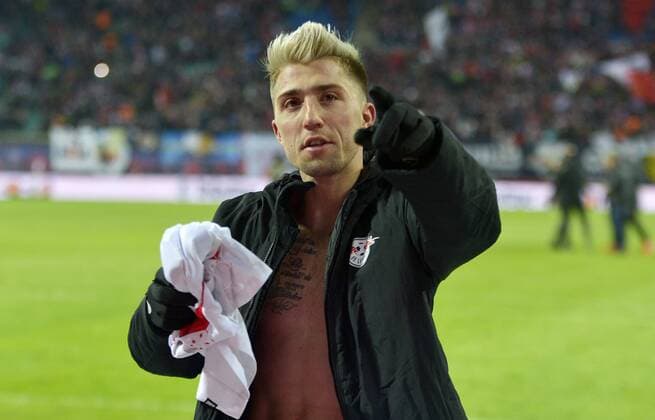Football 1 Bundesliga 2017 2018 27 Matchday RB Leipzig vs Bayern Munich 18 03 2018 Kevin Kampl RBL gives his jersey to a fan Leipzig Saxony Germany