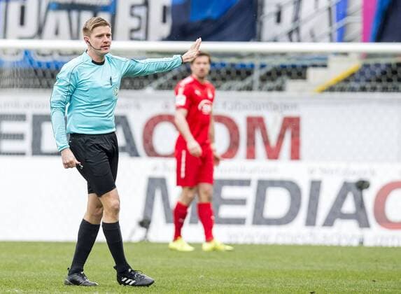 Fußball: 3. Liga, Saison 2017 2018, 30. Spieltag, SC Paderborn - FSV Zwickau am 06.03.2018 in Paderborn (Nordrhein-Westfalen). Schiedsrichter Robert Schröder Schroeder zeigt die Richtung an. *** Football 3 League Season 2017 2018 30 Matchday SC Paderborn FSV Zwickau on 06 03 2018 in Paderborn North Rhine Westphalia Referee Robert Schröder Schroeder indicates the direction Copyright: xKirchner DavidxInderliedx