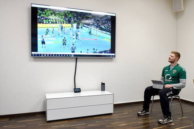 Handball Men 1 Bundesliga Season 2017 18 Füchse Berlin Press Conference Co Trainer Max Rinderle Füchse Berlin during the video analysis in the new meeting room 20 03 18 Copyright: xMichaelxHundtx xMatthiasxKochx
