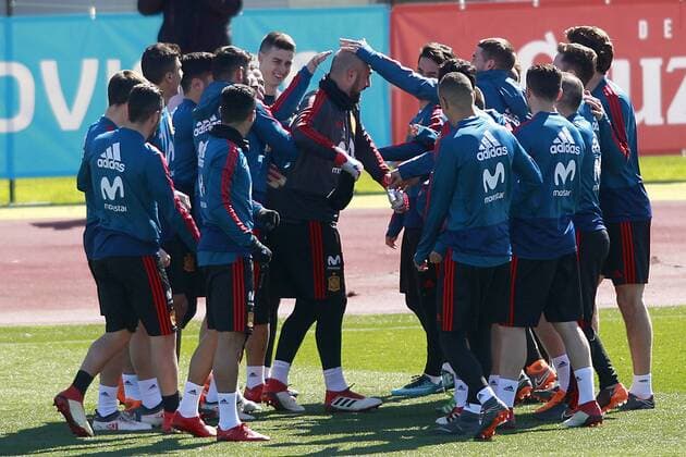 Bilder des Tages - SPORT The players of the Spanish soccer team joke with Pepe Reina on the occasion of his birthday during training session. March 21,2018.  (2018032111)