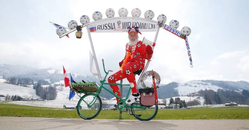 Themen der Woche - SPORT Bilder des Tages - SPORT 21.03.2018 Galgenen SZ , SCHWEIZ , Tourteufel Didi Senft zu Gast in der Schweiz mit seiner neuen Fahrradkonstruktion für die Fussball WM 2018 in Russland *** 21 03 2018 Galgenen SZ SWITZERLAND Tourteufel Didi Senft visits Switzerland with his new bicycle construction for the 2018 World Cup in Russia 