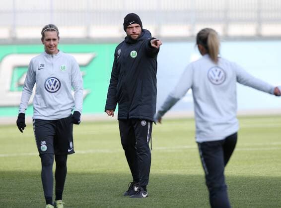 VfL vs Slavia Prag CL Womens preliminary reports Wolfsburg Germany 21 03 2018 FOOTBALL VfL Wolfsburg vs Slavia Prague Training Quarter-final UEFA Womens Champions League Season 2017 18 Picture shows Lena Goeßling VfL Wolfsburg Head coach Stephan Lerch VfL Wolfsburg Wolfsburg