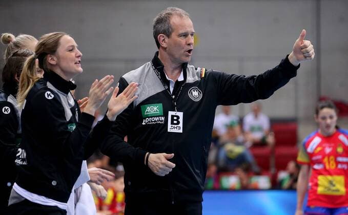 BAU 21 03 2018 Stuttgart Handball Women Germany vs Spain Coach Henk Groener GER rejoices