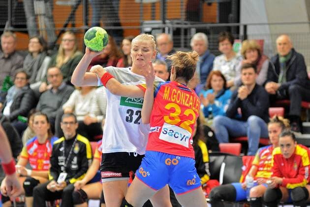 Shenia Minevskaja Germany 32 against Mireya Gonzalez Alvarez Spain 32 Handball Women European Chamoinship Qualification Group 6 international match Stuttgart 21 03 2018 Photo TBaur Eibner Stuttgart Copyright: xEIBNER Tobias_Baurx EP_TBR