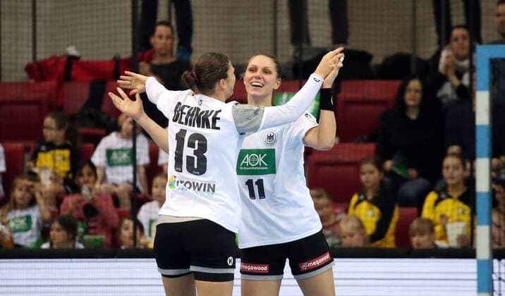Handball Women DHB Germany Spain Germany Stuttgart 21 03 2018 Handball Internationals Women DHB Germany Spain v l Julia Behnke Xenia Smits both Germany