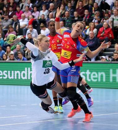 BAU 21 03 2018 Stuttgart Handball Women Germany vs Spain v l Luisa Schulze GER Paula Garcia Avila ESP
