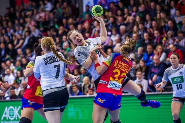 EC Quali Germany Spain Maren Weigel 22 DEU vs Mireya Gonzalez Alvarez 32 Spain at EURO Qualifiers Germany Spain Stuttgart 21 03 18 Handball EC Quali Stuttgart Baden Wuerttemberg Germany Scharrena