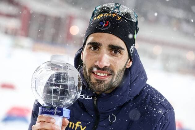 Themen der Woche - SPORT Bilder des Tages - SPORT TYUMEN, RUSSIA - MARCH 22, 2018: Gold medalist Martin Fourcade of France awarded a Big Crystal Globe for the 2017 18 IBU Biathlon World Cup highest overall total score at an award ceremony for the men s 10km sprint competition at the 2017 18 IBU Biathlon World Cup meeting in Tyumen, Russia. Mikhail Tereshchenko TASS  TS078F9A