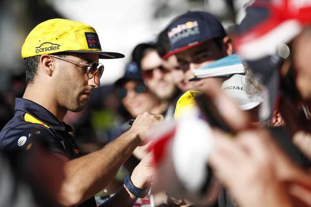 RICCIARDO Daniel (aus), Aston Martin Red Bull Tag Heuer RB14, portrait autographs with fans during 2018 Formula 1 championship at Melbourne, Australian Grand Prix, from March 22 To 25 - Photo Motorsports: FIA Formula One World Championship WM Weltmeisterschaft 2018, Melbourne, Victoria : Motorsports: Formula 1 2018 Rolex Australian Grand Prix, Melbourne Australia