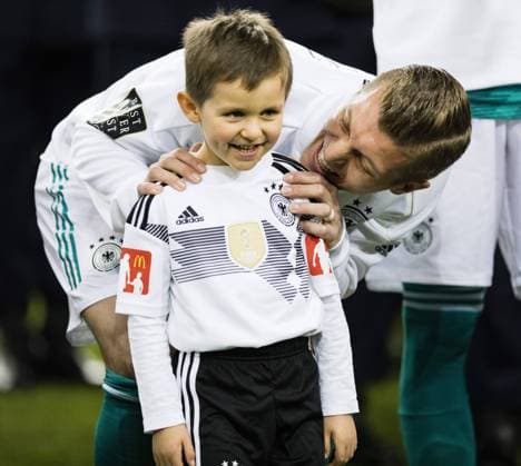 Themen der Woche - SPORT Bilder des Tages - SPORT Düsseldorf, 23.03.2018 Toni Kroos (Deutschland) mit seinem Sohn Leon Deutschland - Spanien *** Dusseldorf 23 03 2018 Toni Kroos Germany with his son Leon Germany Spain