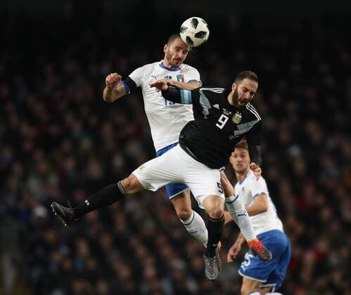 Bilder des Tages - SPORT Leonardo Bonucci of Italy out jumps Gonzalo Higuain of Argentina during the International Friendly Länderspiel match at the Etihad Stadium, Manchester. Picture date: 23rd March 2018. Picture credit should read: Simon Bellis Sportimage EDITORIAL USE ONLY. No use with unauthorised audio, video, data, fixture lists, club league logos or live services. Online in-match use limited to 120 images, no video emulation. No use in betting, games or single club league player publications.