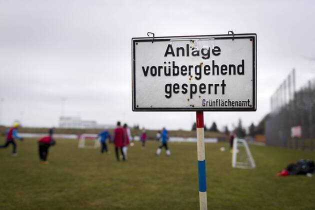 In spite of a sign saying Attachment temporarily blocked, children are playing in the background Soccer grounds Temporarily closed Theme picture Symbolbild 23 03 18 Luebeck Schleswig Holstein Germany Adlerhorst Copyright: xAgentur54Gradx xFelixxKoenigx