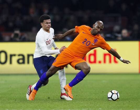 Netherland s Ryan Babel tussles with England s Dele Alli during the International Friendly Länderspiel match at the Amsterdam Arena, Amsterdam. Picture date: March 23rd 2018. Picture credit should read: David Klein Sportimage EDITORIAL USE ONLY. No use with unauthorised audio, video, data, fixture lists, club league logos or live services. Online in-match use limited to 120 images, no video emulation. No use in betting, games or single club league player publications.