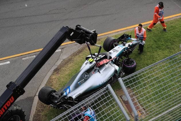 the car of Valtteri Bottas Mercedes AMG Petronas Formula One Team is towed Grand Prix of Australia 2018 Race Motorsport Formula 1 24 03 2018 Melbourne Copyright: xIllman Eibner-Pressefotox EP_eer