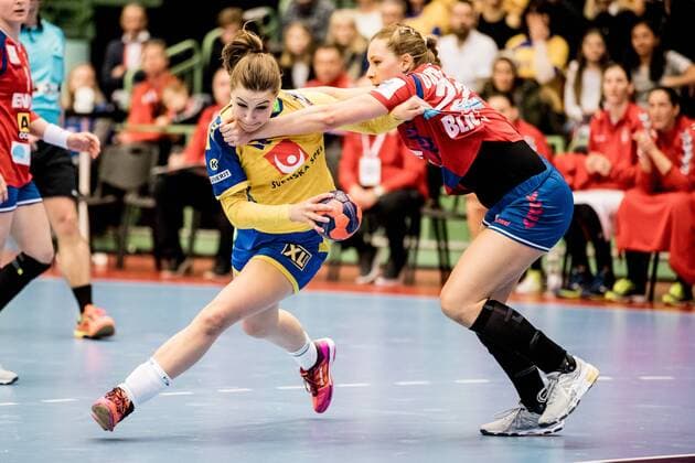180324 Swedens Anna Lagerquist before Serbias Marija Obradovic during the handball match in the European Championships between Sweden and Serbia on March 24, 2018 in Skövde  Copyright: SebastianxLamotte BB180324SL018