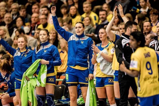 180324 The players on Swedens bench cheers during the handball match in the European Championships between Sweden and Serbia on March 24, 2018 in Skövde  Copyright: SebastianxLamotte BB180324SL020