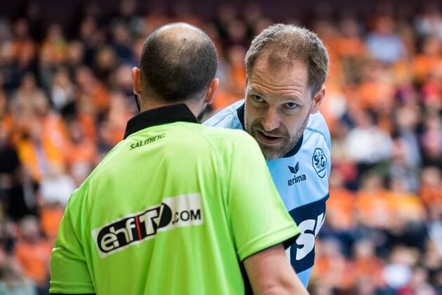 180324 Flensburgs malady Mattias Andersson in talks with referees during the Champions League match between Kristianstad and Flensburg on March 24, 2018 in Kristianstad  Copyright: AvdoxBilkanovic BB180324AB041