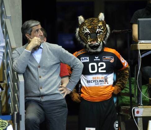 GER 1 VBL BR VOLLEYS VS Bisons Buehl 24 03 2018 Max Schmeling Halle Berlin GER 1 VBL BR VOLLEYS VS Bisons Buehl im Bild Manager Kaweh Niroomand BR Volleys BRV mascot with the new jersey for the season 2018 2019 nordphotox xEngler nph00076
