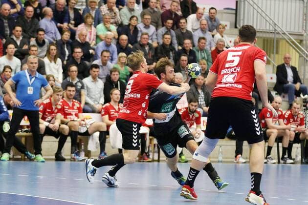Niklas Weis HC Rhein Vikings 15 against Fannar Thor Fridgeirsson ASV Hamm Westphalia 8 left ASV Hamm Westphalia vs HC Rhein Vikings Handball 2 Bundesliga 24 03 2018 Hamm Copyright: xEIBNER JanxStrohdiekx EP_JSK