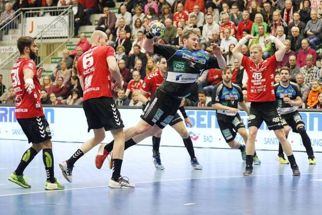 Bennet Johnen HC Rhein Vikings 17 past Markus Fuchs ASV Hamm Westphalia 6 front and Stanko Sabljic ASV Hamm Westphalia 7 rear ASV Hamm Westphalia vs HC Rhein Vikings Handball 2 Bundesliga 24 03 2018 Hamm Copyright: xEIBNER JanxStrohdiekx EP_JSK