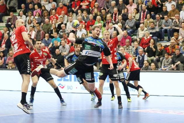 Bennet Johnen HC Rhein Vikings 17 past Markus Fuchs ASV Hamm Westphalia 6 front Stanko Sabljic ASV Hamm Westphalia 7 back and Julian Possehl ASV Hamm Westphalia 48 right ASV Hamm Westphalia vs HC Rhein Vikings Handball 2 Bundesliga 24 03 2018 Hamm Copyright: xEIBNER JanxStrohdiekx EP_JSK