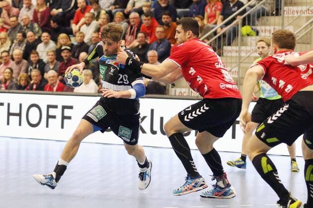 Alexander Oelze HC Rhein Vikings 29 against Stanko Sabljic ASV Hamm Westphalia 7 right ASV Hamm Westphalia vs HC Rhein Vikings Handball 2 Bundesliga 24 03 2018 Hamm Copyright: xEIBNER JanxStrohdiekx EP_JSK