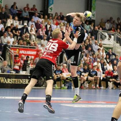 Thomas Bahn HC Rhein Vikings 24 against Julian Possehl ASV Hamm Westphalia left left ASV Hamm Westphalia vs HC Rhein Vikings Handball 2 Bundesliga 24 03 2018 Hamm Copyright: xEIBNER JanxStrohdiekx EP_JSK