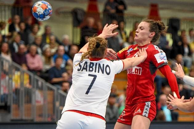HANDBALL - EHF EC Quali, AUT vs POR BREGENZ,AUSTRIA,24.MAR.18 - HANDBALL - EHF European Handball Championship 2018, qualification women, OEHB international match Länderspiel Austria vs Portugal. Image shows Bebiana Rodrigues Sabino (POR)a and Sonja Frey (AUT). GEPAxpictures xOliverxLerch