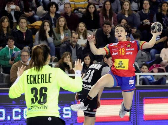 Spain s Maitane Echevarria (R) in action during a women s handball European Championship EM Europameisterschaft final qualifying round match between Spain and Germany in San Sebastian, northern Spain, 24 March 2018. Spain vs Germany !ACHTUNG: NUR REDAKTIONELLE NUTZUNG!  Copyright: xJuanxHerrerox GRAF001 20180324-636575265203455994
