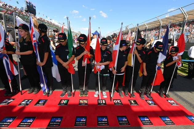 March 25, 2018: The Grid Kids wait for their drivers on the grid prior to the start of the 2018 Australian Formula One Grand Prix at Albert Park, Melbourne, Australia. Cal Media Formula One 2018: Australia - Race - ZUMAc04_ 20180325_zaf_c04_032 Copyright: xSydneyxLowx