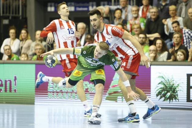 Lukas Mertens Magdeburg 22 Vladyslav Donstov Minsk 44 duel fight tackle handball EHC Cup SC Magdeburg SKA Minsk xtgx