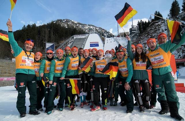 Themen der Woche - SPORT Bilder des Tages - SPORT GER, FIS Ski jumping Skispringen Ski nordisch World Cup Ladies 25.03.2018, Audi Arena, Oberstdorf, GER, FIS Ski Jumping World Cup Ladies, im Bild deutsches Team mit Pokal der Nationenwertung, in der Bildmitte Katharina Althaus (GER, 47) (mit Pokal) und Bundestrainer Andreas Bauer *** GER FIS Ski Jumping World Cup Ladies 25 03 2018 Audi Arena Oberstdorf GER FIS Ski Jumping World Cup Ladies pictured German team with Cup of the Nations Cup in the middle of the picture Katharina Althaus GER 47 with cup and coach Andreas Bauer nordphotoxHafner nph00200