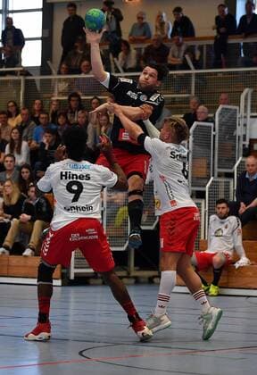 25 03 2018 Handball Season 2017 2018 3 League Men HC Erlangen HCE II HSC Bad Neustadt Luca Wenzel 55 HC Erlangen II up against Gary Hines 9 HSC Bad Neustadt left Maximilian Schmidt 6 HSC Bad Neustadt right