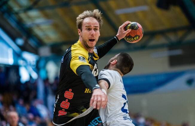 Stefan Lex 13 from HSC Coburg at the litter with Jonas Hoenicke 20 from Dessau Rosslauer HV 06 during the match at the DKB Handball 2 Bundesliga between Dessau Rosslauer HV 06 and HSC Coburg at the Anhalt Arena on March 25 2018 in Bauhausstadt Dessau Saxony Anhalt Germany Bauhausstadt Dessau Copyright: xEIBNER HartmutxBoesenerx EP_HBR