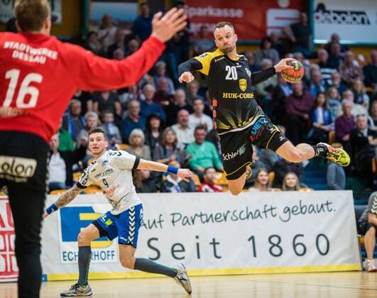 Florian Billek 20 from HSC Coburg in the throw at the goal of Philip Ambrosius 16 from the Dessau Rosslauer HV 06 during the meeting in the DKB Handball 2 Bundesliga between Dessau Rosslauer HV 06 and HSC Coburg in the Anhalt Arena on March 25 2018 in Bauhausstadt Dessau Saxony Anhalt Germany Bauhaus city Dessau Copyright: xEIBNER HartmutxBoesenerx EP_HBR