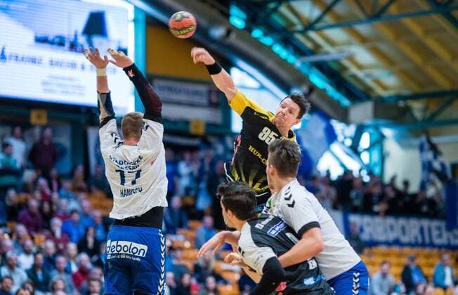 Romas Kirveliavicius 95 from the HSC Coburg at the throw Libor Hanisch 17 from the Dessau Rosslauer HV 06 during the meeting in the DKB Handball 2 Bundesliga between Dessau Rosslauer HV 06 and HSC Coburg in the Anhalt Arena on March 25 2018 in Bauhausstadt Dessau Saxony Anhalt Germany Bauhausstadt Dessau Copyright: xEIBNER HartmutxBoesenerx EP_HBR