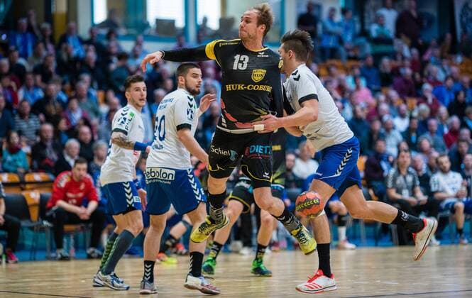 Stefan Lex 13 from HSC Coburg at the throw with Daniel Schmidt 19 from Dessau Rosslauer HV 06 during the meeting in the DKB Handball 2 Bundesliga between Dessau Rosslauer HV 06 and HSC Coburg at the Anhalt Arena on March 25 2018 in Bauhausstadt Dessau Saxony Anhalt Germany Bauhausstadt Dessau Copyright: xEIBNER HartmutxBoesenerx EP_HBR