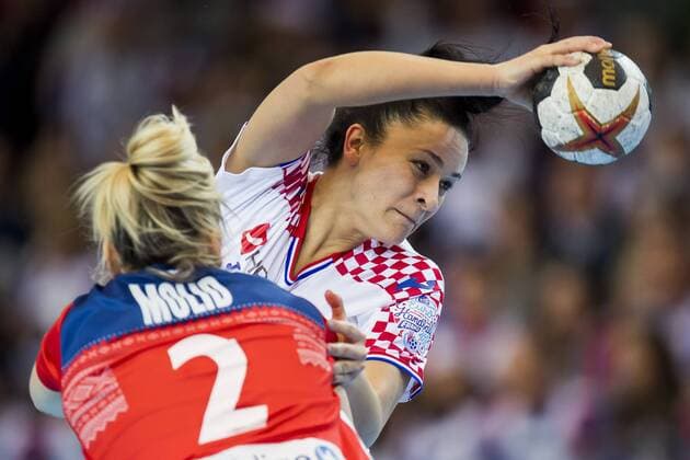 180325 Valentina Blazevic of Croatia and Mari Molid of Norway during the 2018 European Womens Handball Championship Qualification match between Norway and Croatia on March 25 2018 in Bekkestua Photo Jon Olav Nesvold BILDBYRAN Code JE 160231  Copyright: JONxOLAVxNESVOLD BB180325JE020