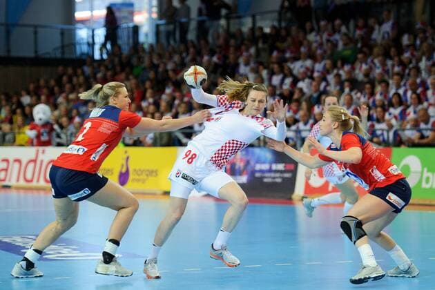 Handball , Kvinner , EM-Kvalifisering , Kvalifisering til EM , 25.03.2018 , 20180325 Norge - Kroatia Mari Kristine S¿bstad , Stine Bredal Oftedal - Norge Maja Koznjak - Kroatia Foto: Sjur St¿len Digitalsport 