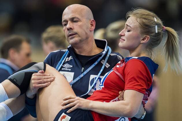 180325 Stine Bredal Oftedal of Norway with an injury during the 2018 European Womens Handball Championship Qualification match between Norway and Croatia on March 25 2018 in Bekkestua Photo Jon Olav Nesvold BILDBYRAN Code JE 160231  Copyright: JONxOLAVxNESVOLD BB180325JE029
