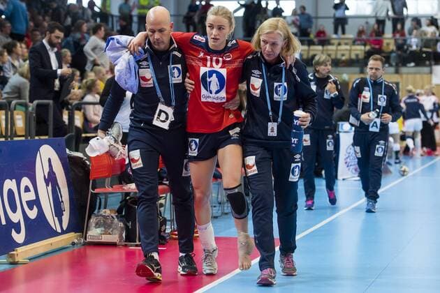 180325 Stine Bredal Oftedal of Norway with an injury during the 2018 European Womens Handball Championship Qualification match between Norway and Croatia on March 25 2018 in Bekkestua Photo Jon Olav Nesvold BILDBYRAN Code JE 160231  Copyright: JONxOLAVxNESVOLD BB180325JE036