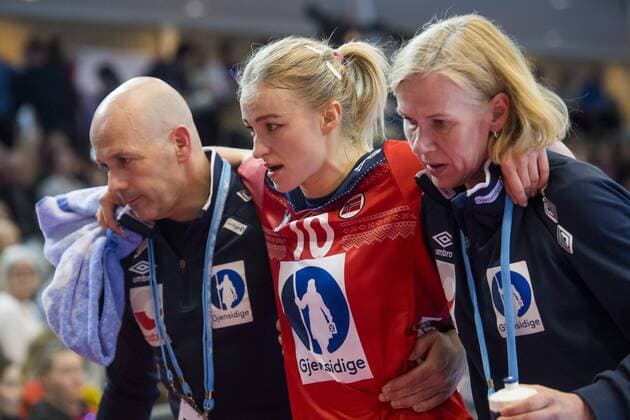 180325 Stine Bredal Oftedal of Norway with an injury during the 2018 European Womens Handball Championship Qualification match between Norway and Croatia on March 25 2018 in Bekkestua Photo Jon Olav Nesvold BILDBYRAN Code JE 160231  Copyright: JONxOLAVxNESVOLD BB180325JE038