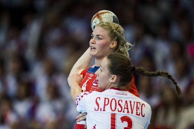180325 Veronica Kristiansen of Norway and Stela Posavec of Croatia during the 2018 European Womens Handball Championship Qualification match between Norway and Croatia on March 25, 2018 in Bekkestua Photo Jon Olav Nesvold BILDBYRAN Code JE 160231  Copyright: JONxOLAVxNESVOLD BB180325JE039